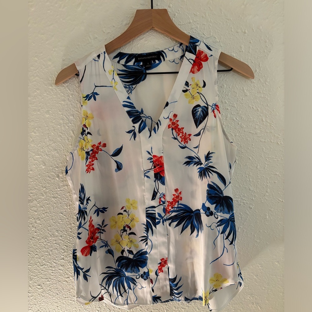 Banana republic sleeveless v-neck shell. Sophisticated tropical pattern.